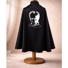 Red Button Kids Store 23 Nisan Özel Atatürk Baskılı Siyah Pelerin