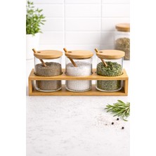 Nokka 3’lü Cam Baharatlık Seti Standlı – (8x8 Cm) Kaşıklı Bambu Kapaklı Baharat Kavanozu