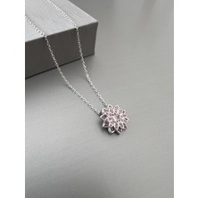 Zeta Jewel 925 Ayar Gümüş Lotus Çiçek Kolye – Pembe Taşlı, Işıltılı Özel Tasarım, Hediye Kutulu Kadın Kolye