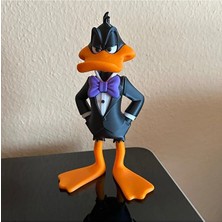 Smokinli Daffy Duck – 24 cm Premium Koleksiyon Figürü (Papyon Rengini Belirtmeyi Unutmayın)
