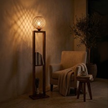 Celestia Home Dekoratif Doğal Ahşap Raflı Lambader - Hasır Şapkalı Kitaplıklı Zemin Lambası, Rustik Bohem Salon Köşe Aydınlatması
