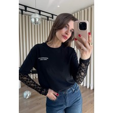 Sue Store Siyah Yazı Baskılı Kolları Dantelli Bluz