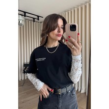 Sue Store Siyah Yazı Baskılı Kolları Beyaz Dantelli Bluz