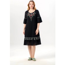 Eliş Şile Bezi Kısa Volanlı Kol Züleyha Nakışlı Yuvarlak Yaka Şile Bezi Yazlık Kısa Elbise Siyah Syh