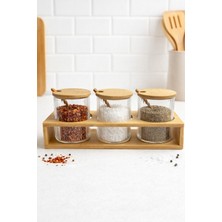 Nokka 3’lü Cam Baharatlık Seti Standlı – (8x8 Cm) Kaşıklı Bambu Kapaklı Baharat Kavanozu