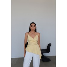 Özge Özgenç Asimetrik Kesim Saten Bluz