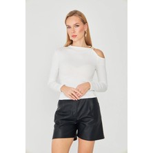 Vesantia Kadın Ekru Tek Omuz Toka Detaylı Asimetrik Uzun Kollu Bluz