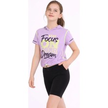 İrem Çocuk Giyim Kız Çocuk Focus Yazı Desenli Kapüşonlu Kısa (Crop) Model Beli Lastikli Lila Renk Tişört