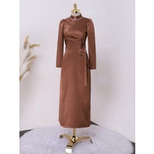 Moda Morfo Yandan Pileli ve Bağlama Detaylı Yakası Taşlı Saten Elbise -Kahve