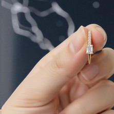 Lorivelle Kadın Baget Taşlı Çelik Küpe | 14K Altın Kaplama Modern Mızrak Ucu Sallantılı Tasarım