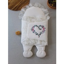 TeknoKapsül Yenidoğan Kapitone Anadolunun Kalbi Nakışlı Ayaklı Kız Erkek Bebek Battaniyesi Ekru