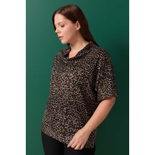 Selen Büyük Beden Degaje Yaka Leopar Desen Bluz  /  Kahve