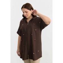 Selen Büyük Beden Kısa Kol Önü Yıldız Aksesuarlı Bluz  /  Kahve