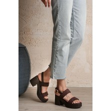 Esila Butik Süet Toka Detaylı Kalın Topuklu Kadın Sandalet