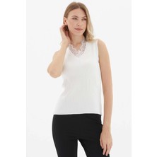 Selen Yakası Dantelli Kolsuz Triko Bluz  /  Ekru