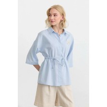 Selen Belden Büzgülü Fiyonk Aksesuarlı Bluz  /  Mavi