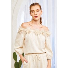 Unique Straplez Yaka Çiçek Detaylı Tshırt