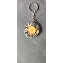 Miina Aksesuar Ahşap Bir Kesit ve Doğal Taş Detayları Içeren Şeffaf Epoksi Reçine Kaplı Bir Anahtarlıktır.