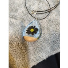 Epoksi Kolye - Uçuk Mavi Epoksi, Siyah Papatya Detay, Zeytin Ahşap Kolye