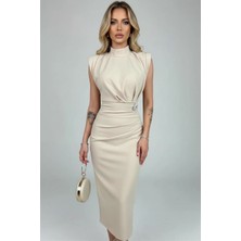 Kont Kadın Broş Detaylı Balıkçı Yaka Drapeli ve Vatkalı Krep Elbise