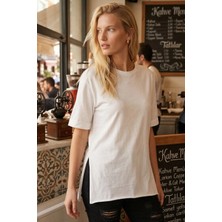 Armonika Kadın Krem Yuvarlak Yaka Duble Kol Yanları Yırtmaçlı Pamuklu T-Shirt ARM-26Y137001