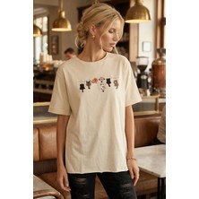 Armonika Kadın Krem Önü Kedi Baskılı Yanları Yırtmaçlı Pamuklu T-Shirt ARM-26Y137002
