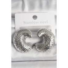 Pirinç Gümüş Renk Yılan Sırtı Işlemeli Yarım Halka Model Kadın Küpe - Lisinya