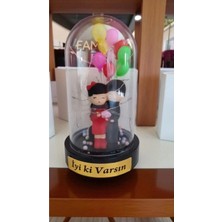 Famemus Accessory Iyiki Varsın Balonlu Biblolu Fanus LED Işıklı Boyut 20 cm