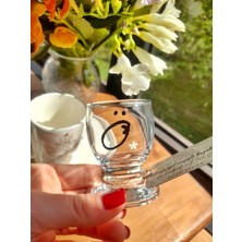 Satori Design Ö Harfli Papatyalı Mini Cam Kahve Yanı Kadehi – El Boyama Kişiye Özel Hediye (Luna)