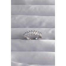 Pirinç Ayarlamalı Gümüş Renk Baget Taşlı Su Yolu Yüzük - Lisinya