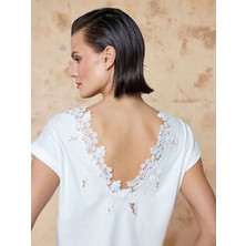 Unique Dantel Detaylı Arkası V Tişört