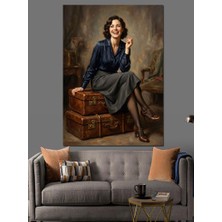 Artmeg Bavul Üstünde Gülen Nostaljik Kadın Dekoratif Kanvas - Mdf Ahşap Tablo