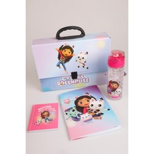 Gabby's Dollhouse x Dekomus Lisanslı Gabby’s Dollhouse Magic School Collection 500 ml Tritan Matara, Saplı Çanta, Defter ve Bloknot Seti