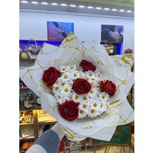 Umay Flowers Gold Desenli Beyaz Buket – Papatya ve Kırmızı Gül Aranjmanı