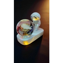 Famemus Accessory Astronot Standlı Işıklı Cam Küre
