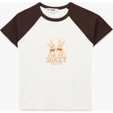 Koton Pamuklu Slim Fit Kısa Reglan Kollu Tavşan Baskılı Tişört