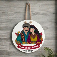 Zerya Xemla Deriyan - Kürtçe Hûn Bi Xêr Hatin Yazılı Isme Özel Gülümseyen Mem Û Zin Tasarımlı Kapı Süsü ( Isim Için Mesaj Atınız )