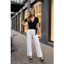 Modeva Global Dantel Detaylı Kruvaze Yaka Kısa Kollu Kadın Bluz – Şık ve Günlük Kullanıma Uygun Slim Fit T-Shirt