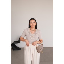 Özge Özgenç Yakası Güpürlü Kısa Kol Triko