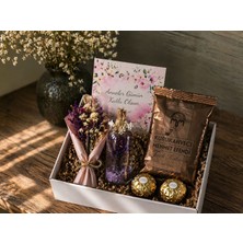 Anneler Günü Hediye Kutusu | Mum + Türk Kahvesi + Çikolata + Kuru Çiçek Buketi + Tebrik Kartı