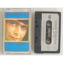 YAŞAR Ferdi Özbeğen Bir Sır Gibi Kaset (Kağıt Baskı)