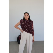 Özge Özgenç Puantiye Desenli Tek Kol Bluz