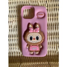 Husta Aksesuar iPhone 13/14/15 Uyumlu Popüler Labubu Karakterli Kılıf - Luck Yazılı Premium Yumuşak Dokulu Pembe Silikon