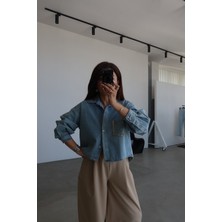 Özge Özgenç Yakası ve Cebi Taşlı Denim Gömlek