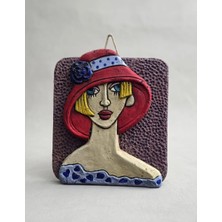 Odmek El Yapımı Seramik Kırmızı Şapkalı Kız Duvar Süsü – 19,5 x 23 cm