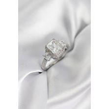 Kuşkaya Ticaret Gümüş Renk Kare Baget Zirkon Taşlı Tek Taş Model Kadın Yüzük