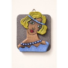 Odmek El Yapımı Seramik Sarı Saçlı Kız Seramik Duvar Süsü – 19,5 x 23 cm