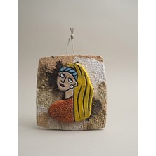 Odmek Inci Küpeli Kız Seramik Duvar Süsü | El Yapımı Dekoratif Tablo 18X18 cm