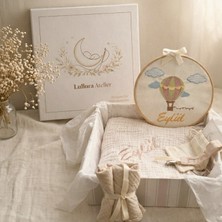 Kişiye Özel Isimli Müslin Bebek Hediye Seti | Nakışlı Battaniye & Balon Temalı Dekoratif Kasnak Premium Hediye Kutulu