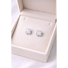 Ronanna Gümüş Renk Beyaz Yonca Figürlü Çelik Küpe Model 4 – Kararmaz, Paslanmaz, Minimal &amp; Şık Kadın Küpesi